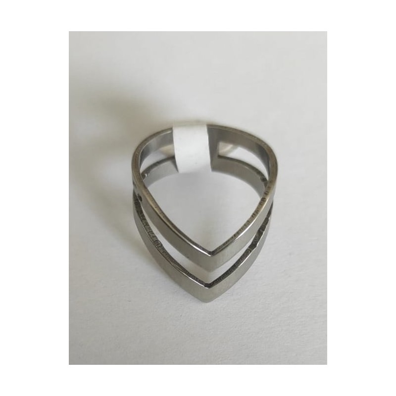 Edelstahl Ring aus zwei Teilen. Auf der Ringschiene verbunden
